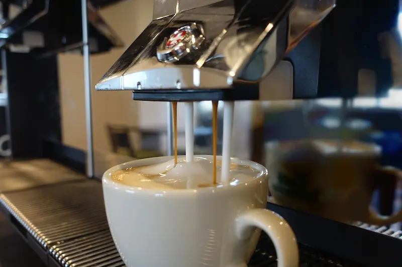 Frischer Kaffee aus der Kaffeemaschine