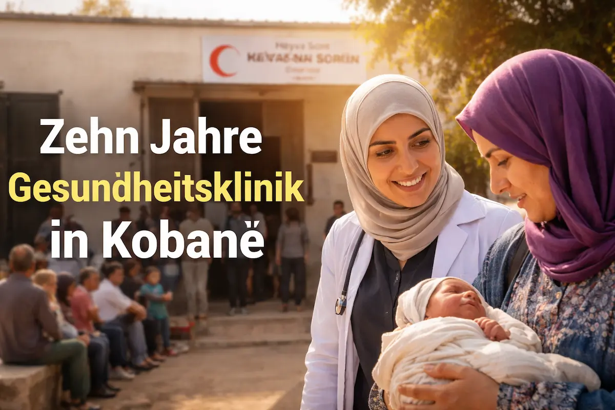 Zehn Jahre Gesundheitsklinik in Kobanê: Hebamme betreut Mutter mit Neugeborenem vor einer Klinik in Nordsyrien