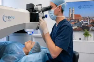Patient während einer Femto LASIK in München bei einer modernen Augenlaserbehandlung.